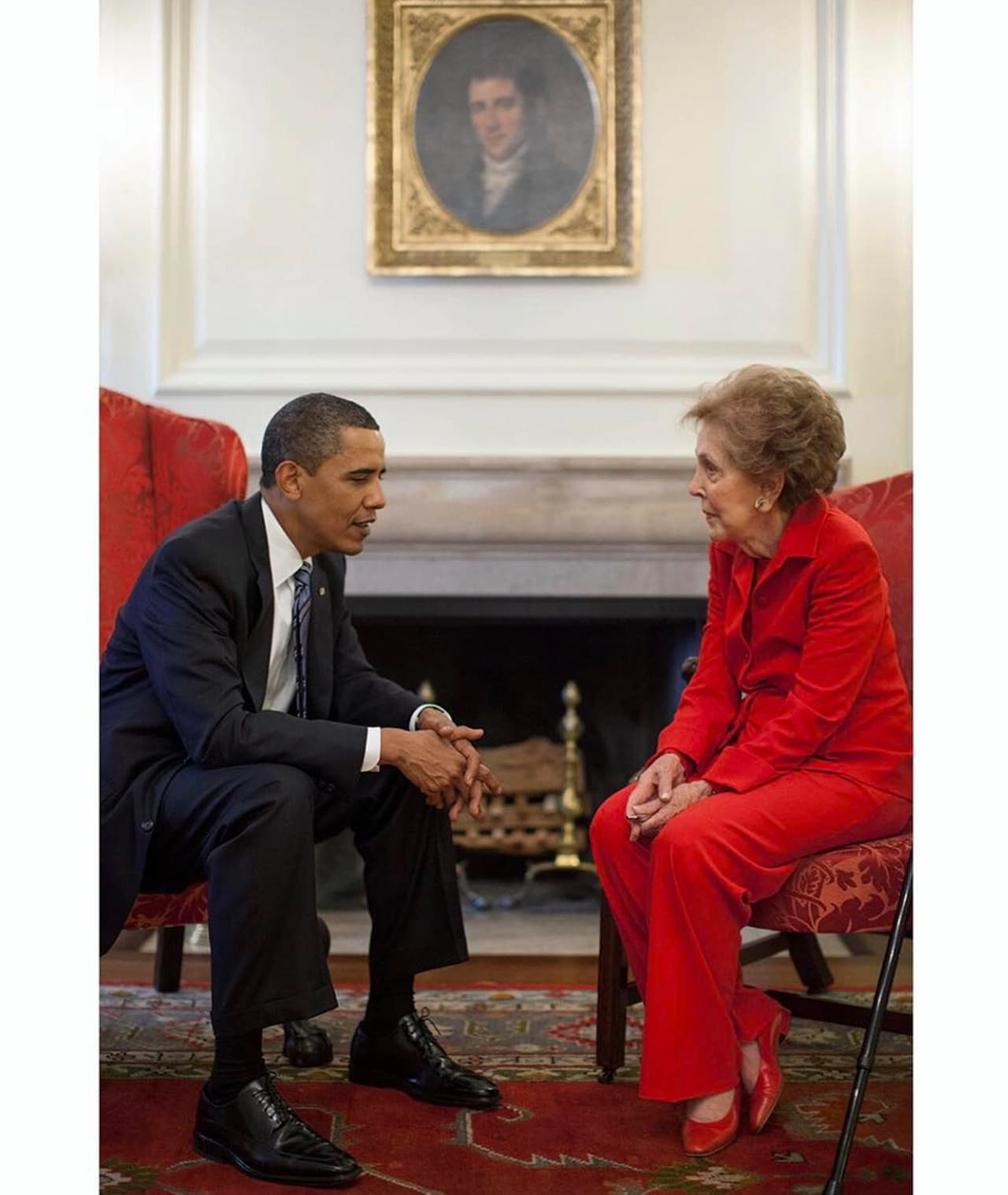 <b>Ronald Reagan.</b> “Muchas personas se sorprenden al saber que también trabajé como fotógrafo de la Casa Blanca para el presidente Reagan. Siempre he considerado este trabajo como documentador de la historia. Nunca se trató de política. Aunque mis inclinaciones políticas son demócratas, sentía que era importante fotografiar al presidente Reagan con dignidad y respeto. El presidente Obama nunca se reunió con el presidente Reagan. Sin embargo, conoció a su esposa, la ex primera dama Nancy Reagan, cuando fue a la Casa Blanca en 2009 para presenciar la firma de la Ronald Reagan Centennial Commission Act. De antemano charlaban en privado en la sala de mapas”.
<br>