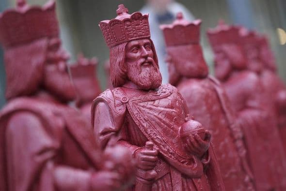 Varias figuras de Carlomagno se exponen en la plaza Katschof en Alemania.