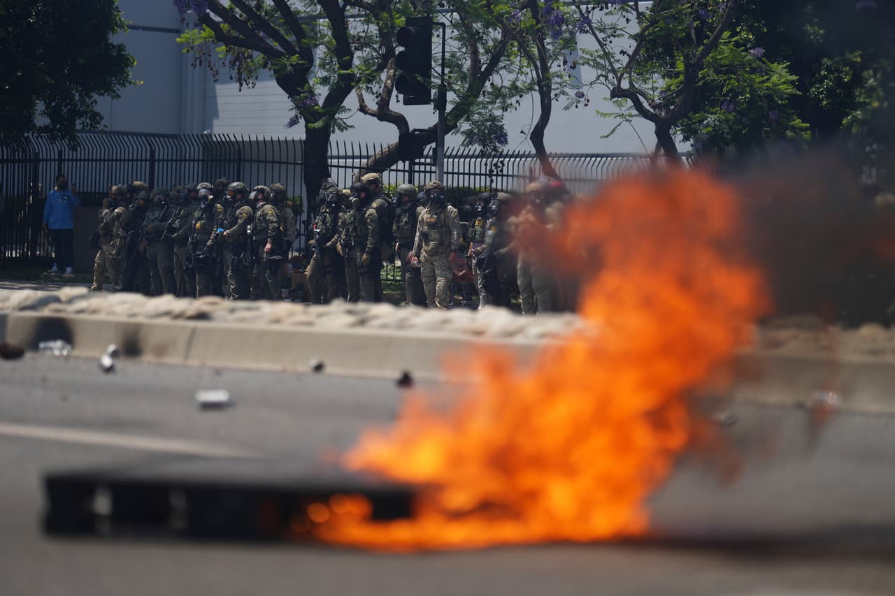 La acción federal provocó una rápida respuesta ciudadana.
<b>Cientos de manifestantes</b> se congregaron frente a un centro de detención en Los Ángeles exigiendo la liberación de los detenidos con pancartas que decían “ICE fuera de LA” y gritos de “¡Libérenlos, déjenlos quedarse!”.
<br>
<br>Las tensiones aumentaron cuando la policía antidisturbios utilizó
<b>gas lacrimógeno y granadas aturdidoras</b> para dispersar a la multitud.
<br>
<br>(AP Photo/Eric Thayer)