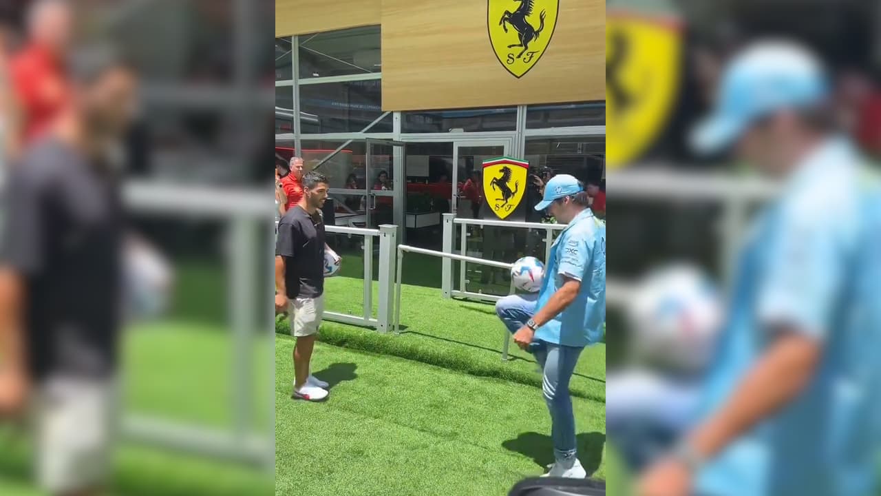 El sorprendente dominio del balón de Carlos Sainz con Luis Suárez