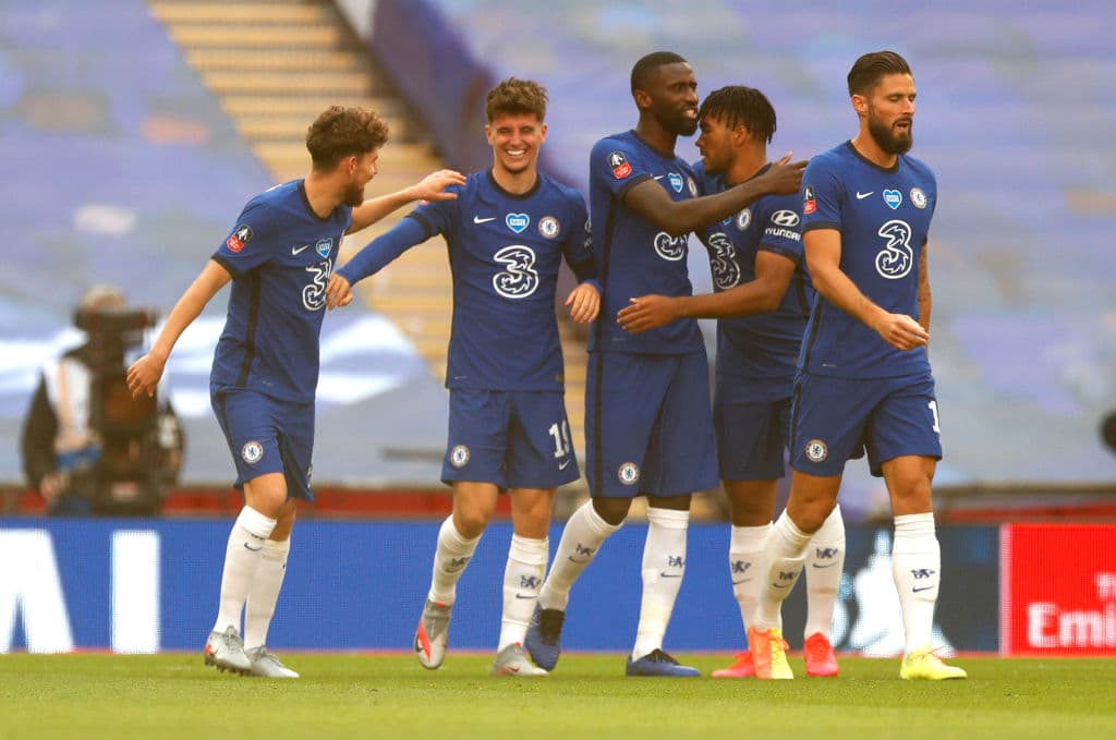 Manchester United 1-3 Chelsea | Oliver Giroud (45+11’) adelantaba a los de Lampard. Mount (46’) hizo el segundo y Maguire (74’) sepultó a los de Manchester con un autogol. El descuento llegó de los botines de Bruno Fernandes quien cobró una pena máxima. Chelsea se enfrentará al Arsenal en la final de la FA Cup, una de las competiciones más añejas del futbol mundial.