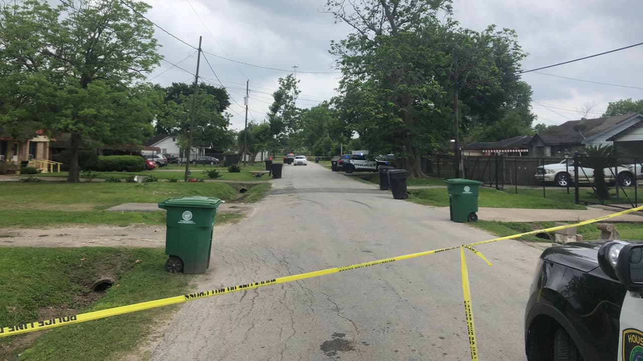 Matan a balazos a un hispano de 19 años mientras hablaba con un adolescente en Texas: no hay arrestos