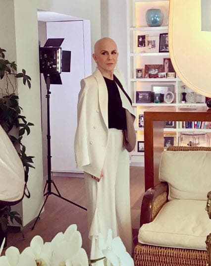 La quimioterapia le dejó algunos estragos, sin embargo, esto no la detiene: "Me duelen mucho las articulaciones ahorita todavía por secuelas de la quimioterapia, bueno, pues en las mañanas me despierto y en lugar de decir, 'ay mi hombro', digo, 'gracias porque tengo hombros y los siento'. El dolor de alguna manera transforma, eso es lo bonito del dolor".