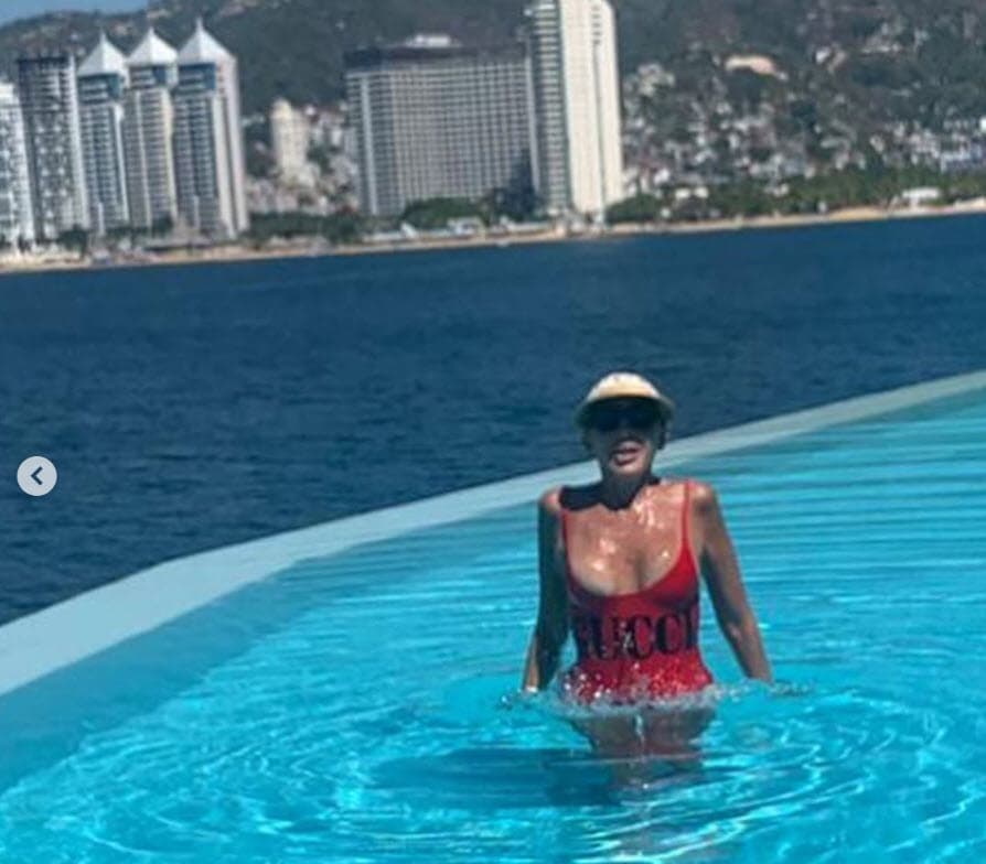 Laura Bozzo comparte su residencia entre la Ciudad de México y Acapulco. Este último destino es el que le permite publicar de manera constante más fotos de ella en bikini. 
<br>