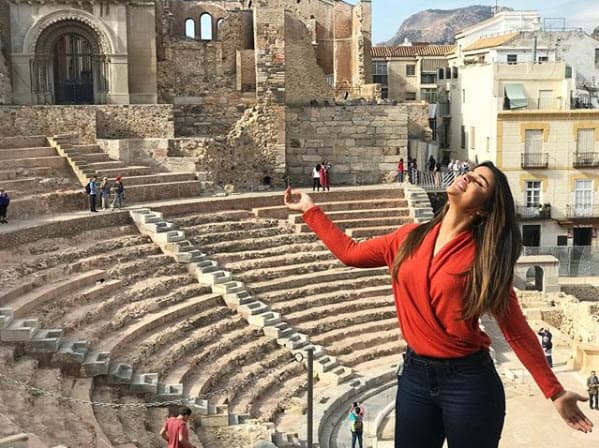 "¡Los siento! Desde el Museo del Teatro Romano de Cartagena, España. Turisteando, trabajando", escribió en esta postal.