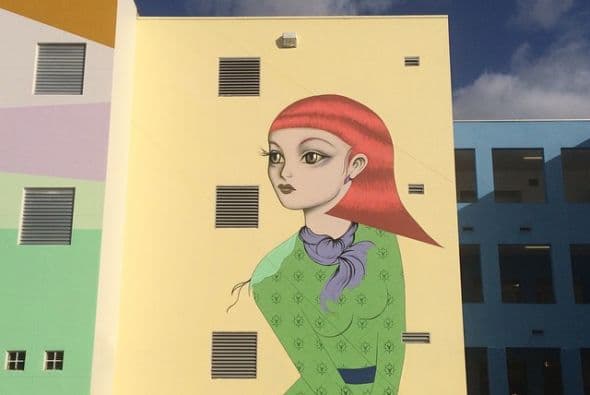 Los estudiantes de esta secundaria, junto a los artistas, se han dado a la labor de llenar de color las grandes paredes blancas de su propia escuela.