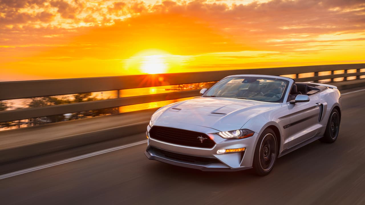 Después de una corta ausencia de un año, el 
<b>Ford Mustang California Special </b>regresa como modelo 2019 con una edición limitada (aunque Ford no a dicho a cuántas unidades) de versiones coupes y convertibles. 
<br>
<br>La receta básica se mantiene inalterada, un Mustang GT con un poco más amenidades y una apariencia única. Si esto les suena familiar es porque se trata de la misma receta del 
<a href="https://www.univision.com/noticias/auto-show-de-detroit/el-excitante-ford-mustang-bullitt-2019-debuta-en-el-auto-show-de-detroit-2018" target="_blank">Ford Mustang Bullit</a> del cual les hablamos hace algunas semanas.
