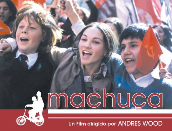 Machuca(2004), ChileDirector: Andrés WoodReparto: Eliseo Altunaga, Roberto Brodsky Con la llegada de Salvador Allende, el sacerdote a cargo de un colegio católico decide abrir las puertas a hijos de familias proletarias y darles educación de manera gratuita. Gracias a esta medida, entra en la clase Pedro Machuca, el hijo de una asistenta que trabaja en el privilegiado hogar de Gonzalo, otro estudiante. Se harán amigos, y conocerán el mundo del otro... hasta que aparece en escena Pinochet.