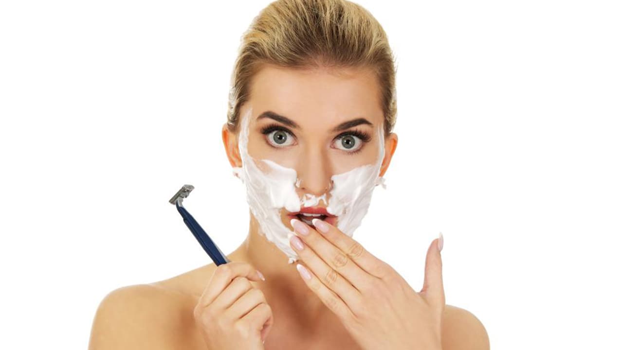 Rasurarte es una técnica que no sólo es practicada por los hombres, sino que tú también la puedes probar. Basta con utilizar un rastrillo o perfilador para eliminar el bigote y los vellitos conocidos como “piel de durazno”.