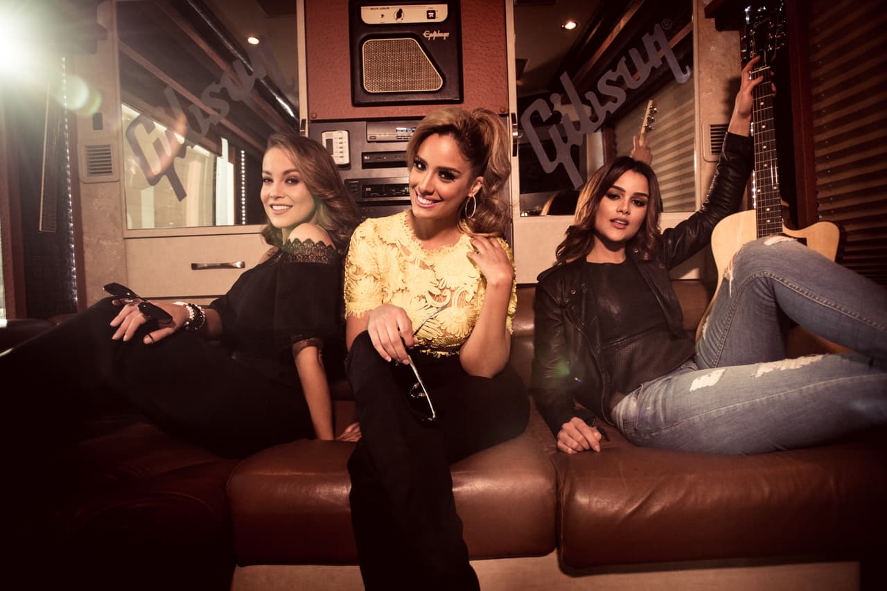 Muy guapas estas tres en el bus.