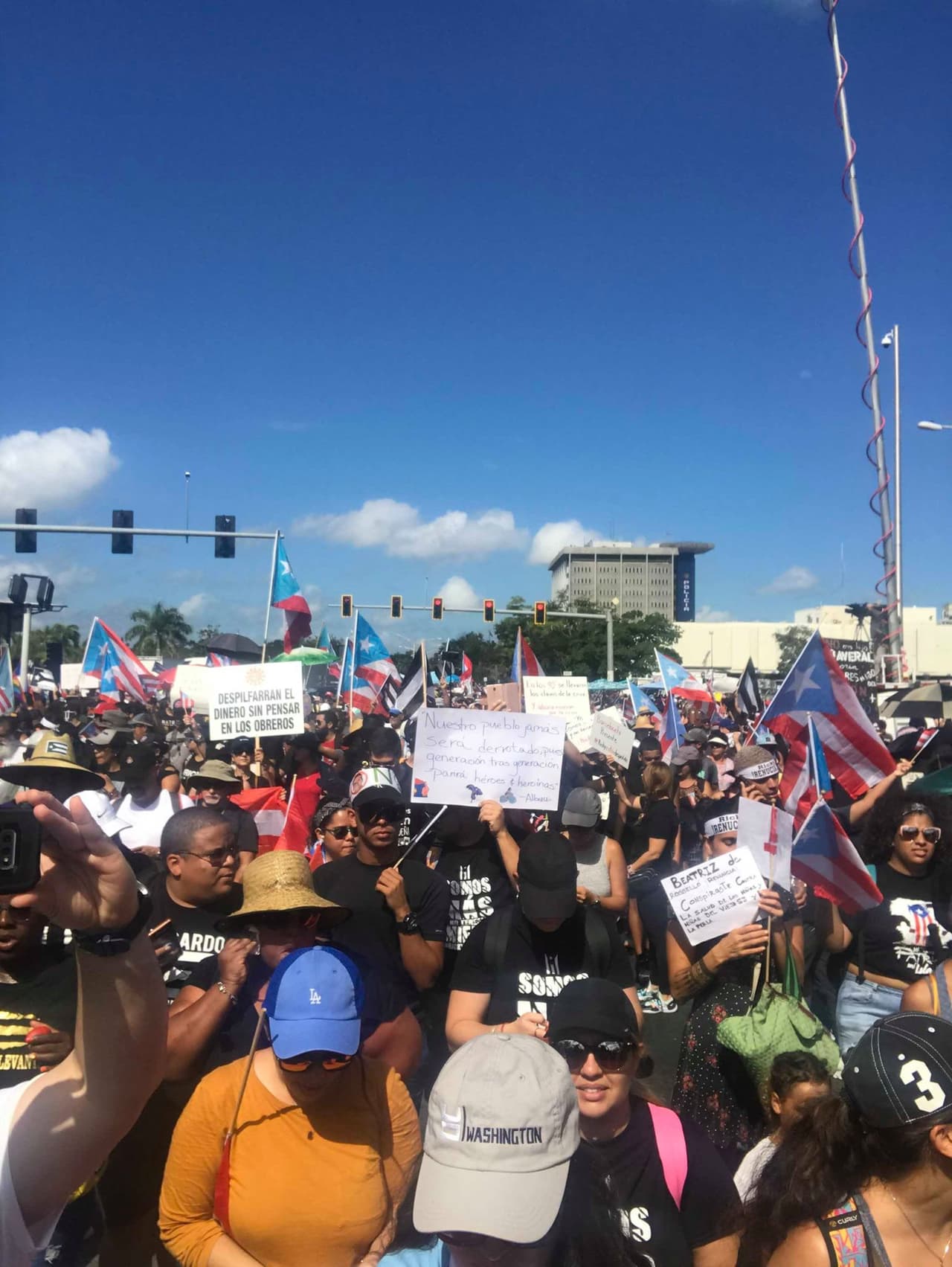 De todos los pueblos de la Isla llegaron los manifestantes con bandera en mano y pancartas.
