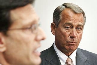 El presidente del Congreso, John Boehner (republicano de Ohio), observa al líder de la mayoría republicana de la Cámara de Representantes, Eric Cantor (Virginia).