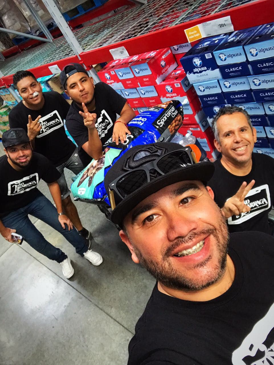 Los músicos de la banda de Toño Lizárraga, quienes hace días tuvieron un accidente automovilístico, no les importó: se unieron para ir a un centro comercial y llenar varios carritos con despensa, para enviar a la Ciudad de México y poner su granito de arena.