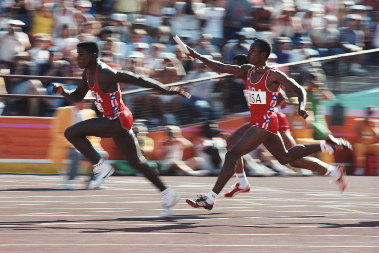 Las grandes figuras como Carl Lewis brillaron en estos juegos, pero sin la competencia de sus grandes rivales en un mensaje entre ambos países que le costó caro al deporte.