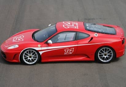 El uso de la fibra de carbono ayuda a bajar el peso del auto.