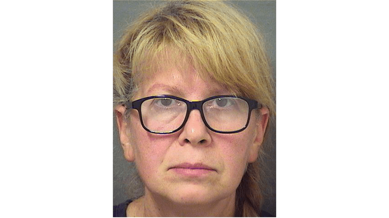 Esta foto de reserva proporcionada por la oficina del alguacil del condado de Palm Beach, Florida, muestra a Sheila Keen-Warren bajo arresto el 3 de octubre de 2017.