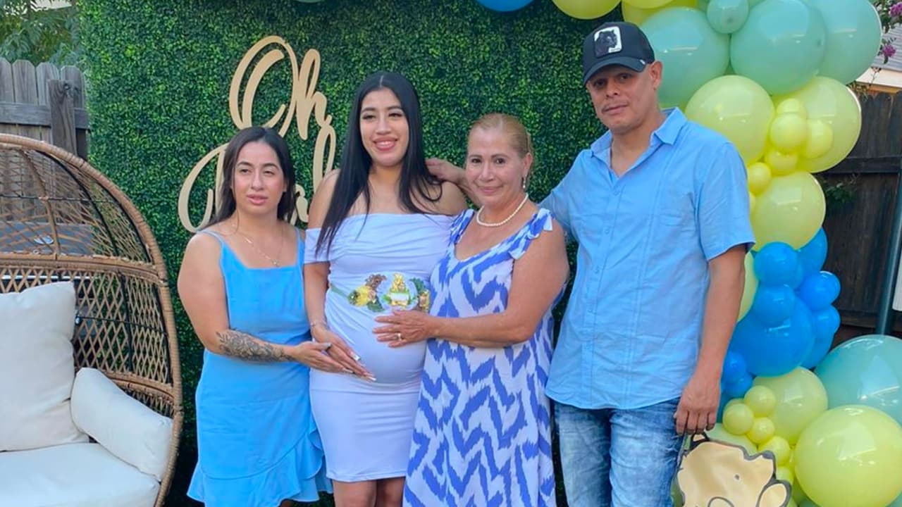 En la fotografía se pueden observar a las víctimas: Vanessa De La Cruz, quien está embarazada, Karina López a su derecha y José López en la esquina. Están acompañados por Rufina López, la abuela de Vanessa.