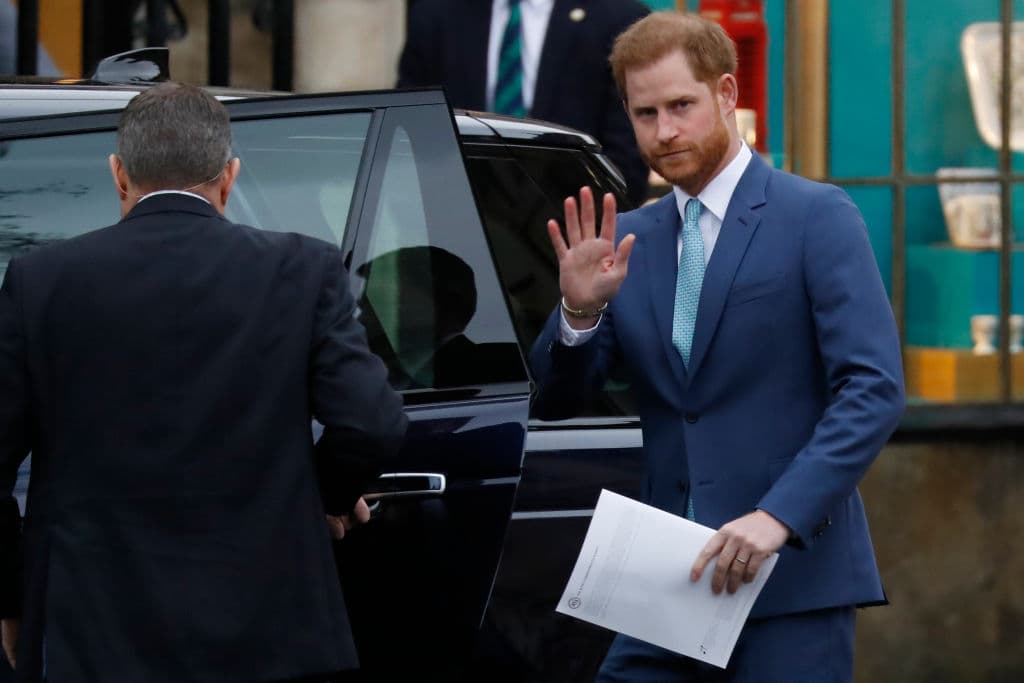 De no haber dado esta instrucción, el príncipe Harry habría sido uno de los pocos familiares cercanos al esposo de la reina Isabel que no llevaría uniforme de la milicia, pues él 
<b><a href="https://www.univision.com/famosos/el-principe-harry-y-meghan-markle-pagan-caro-por-su-retiro-la-reina-isabel-ii-les-quita-mucho-mas-que-sus-titulos-fotos" target="_blank">perdió los títulos militares que ostentaba</a></b> tras su renuncia como miembro de alto rango de la corona. 
<br>