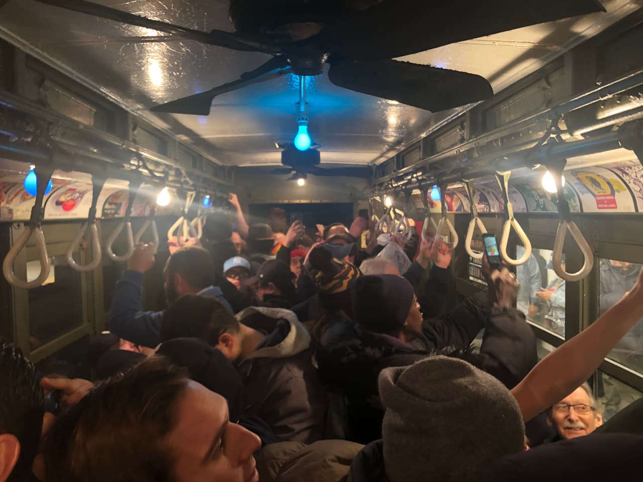 Los pasajeros apenas y cabían dentro de los vagones, pero esto no agotó su entusiasmo, ya que durante todo el viaje cantaban en unísono porras para los Bombers.