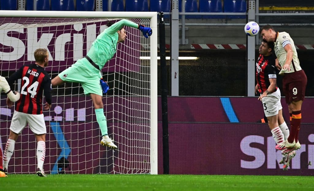 Partido intenso en la Serie A, pues Milán y Roma empatan con tres goles. Zlatan Ibrahimovic abrió el marcador, marca doblete y suma 58 goles con su equipo, Dzeko, Veretout y Kumbulla anotan goles para la Roma, mientras que para los ‘Rossoneri’, Saelemaekers sumó al marcador para cerrar la quinta jornada.