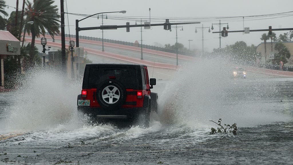 <b>Mantente alerta</b>
<br>Con lluvia el camino se vuelve más impredecible, por lo que 
<b>debes poner el 100% de tu atención al frente</b>. Evita hablar por teléfono, aún con manos libres. Si tienes baja visibilidad o no te sientes seguro de continuar, mejor busca una salida y estaciona tu vehículo hasta que mejor el tiempo.