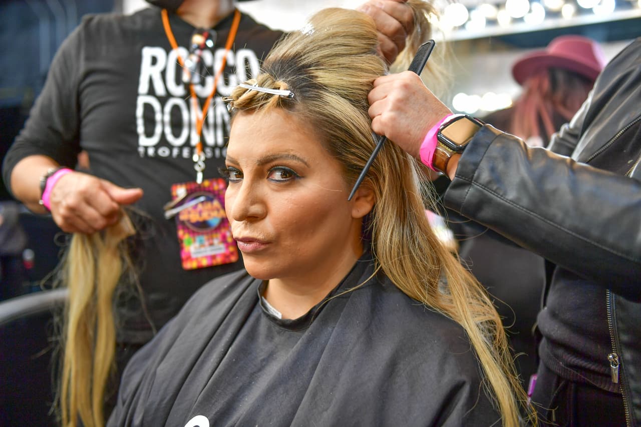 A 
<b>Helen Ochoa</b> en esta ocasión la vimos en su tonalidad rubia porque le tocó transformarse en Meghan Trainor; también incluyó pupilentes en su caracterización.