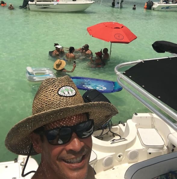 Johnny Lozada: "#migente un #domingo como me gusta, buenos #amigos #agua y #sol en #miami". (Julio 10, 2016)