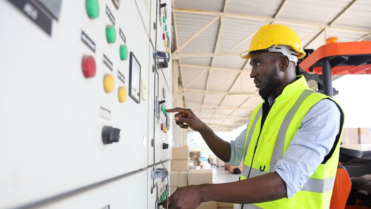 <b>3. Distribuidores y operadores de energía</b>
<br>Como su nombre lo explica, regulan, coordinan y operan la distribución de energía o vapor. Estos trabajadores ganaron en promedio anual
<b>$141,200</b>. El área de Sacramento es donde fueron mejor pagados estos trabajadores comparado al promedio nacional en el año 2020, según el estudio.