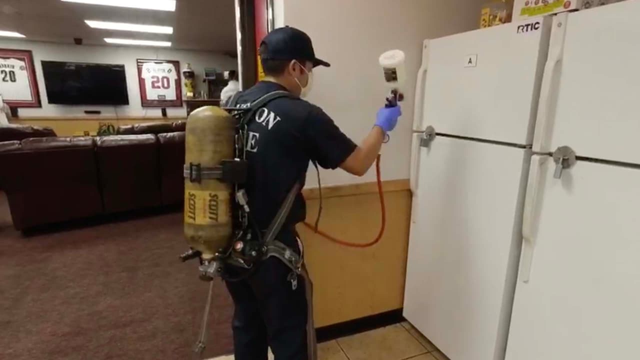 Los refrigeradores tienen que ser rociados porque son de los electrodomésticos más utilizados en el interior de las estaciones de bomberos.