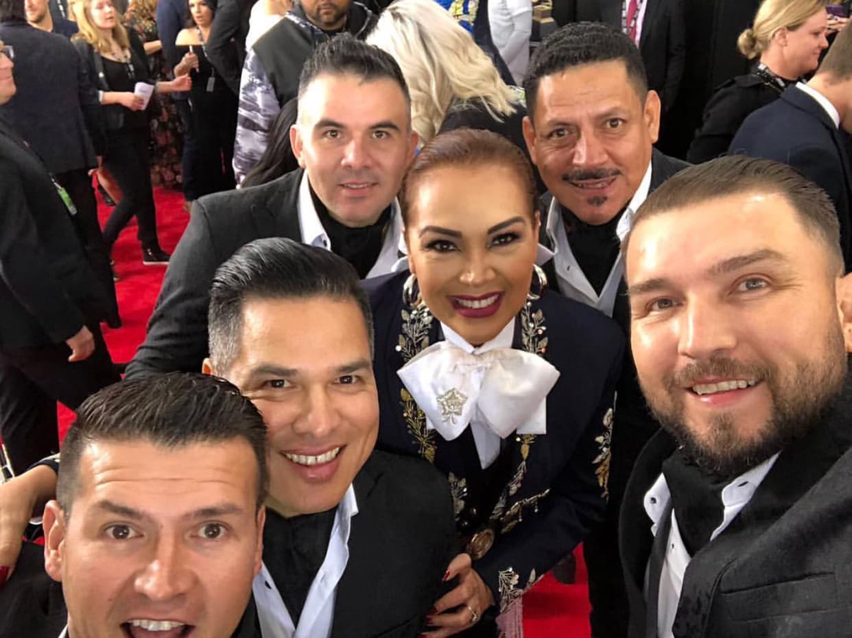 Los integrantes de
<b><a href="https://www.facebook.com/bandaelrecodo/">Banda El Recodo</a></b> no dejaron pasar la oportunidad y se tomaron una selfie con ella.