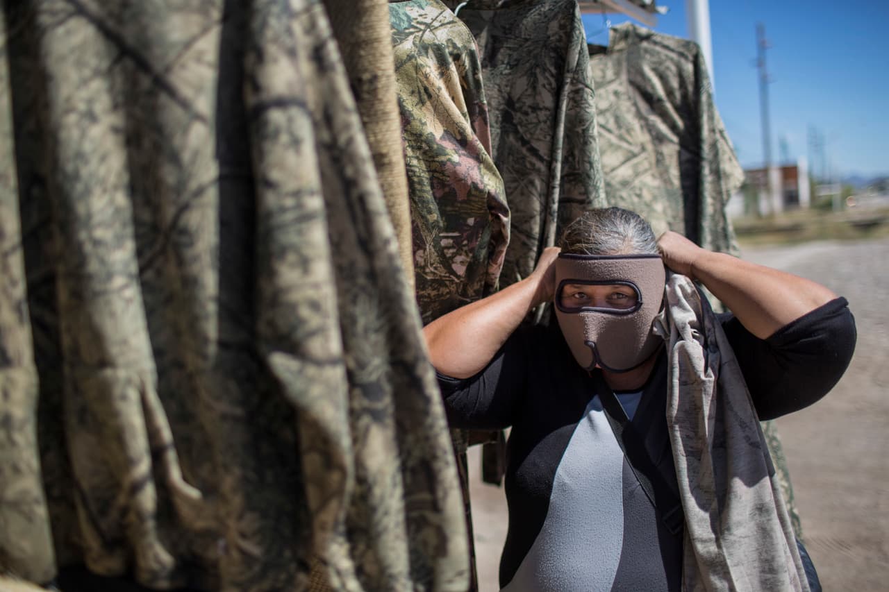 Un vendedor muestra una máscara usada por los migrantes como protección contra el frío que enfrentan durante sus caminatas a los Estados Unidos, en Sonoyta, en el estado mexicano de Sonora. Martes 4 de abril de 2017.