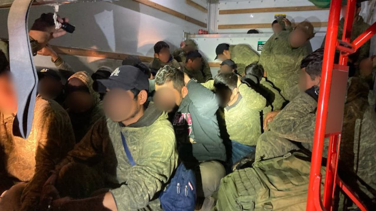 Patrulla Fronteriza descubre tras persecución a 32 inmigrantes en un camión en Tucson