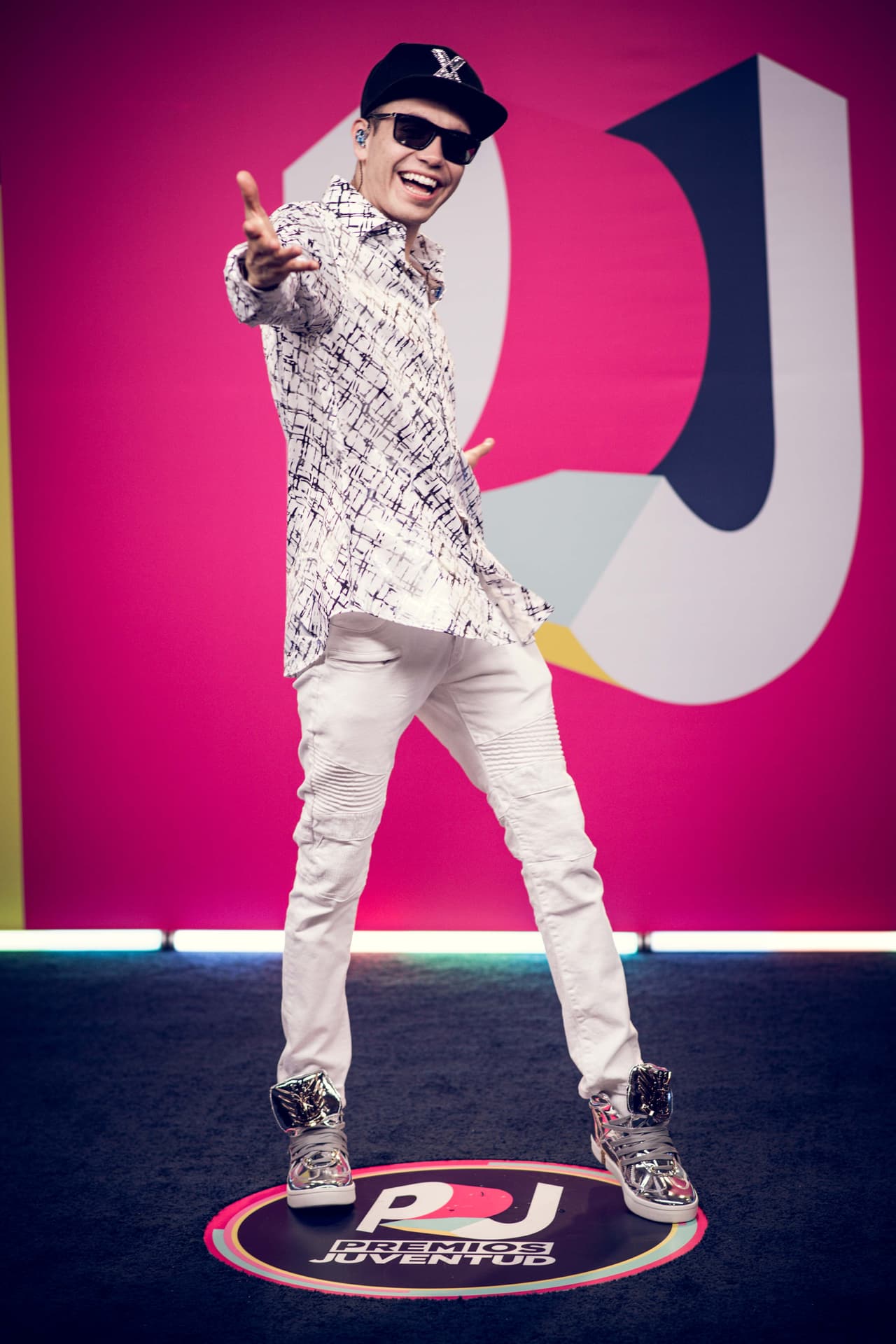 Raymix fue otro de los que apostó por el bling bling hasta en el calzado. El mexicano, famoso por su ritmo de electrocumbia, llevó unos sneakers plateados a juego con su camisa y su gorra, ambos con motivos en el mismo tono plata.