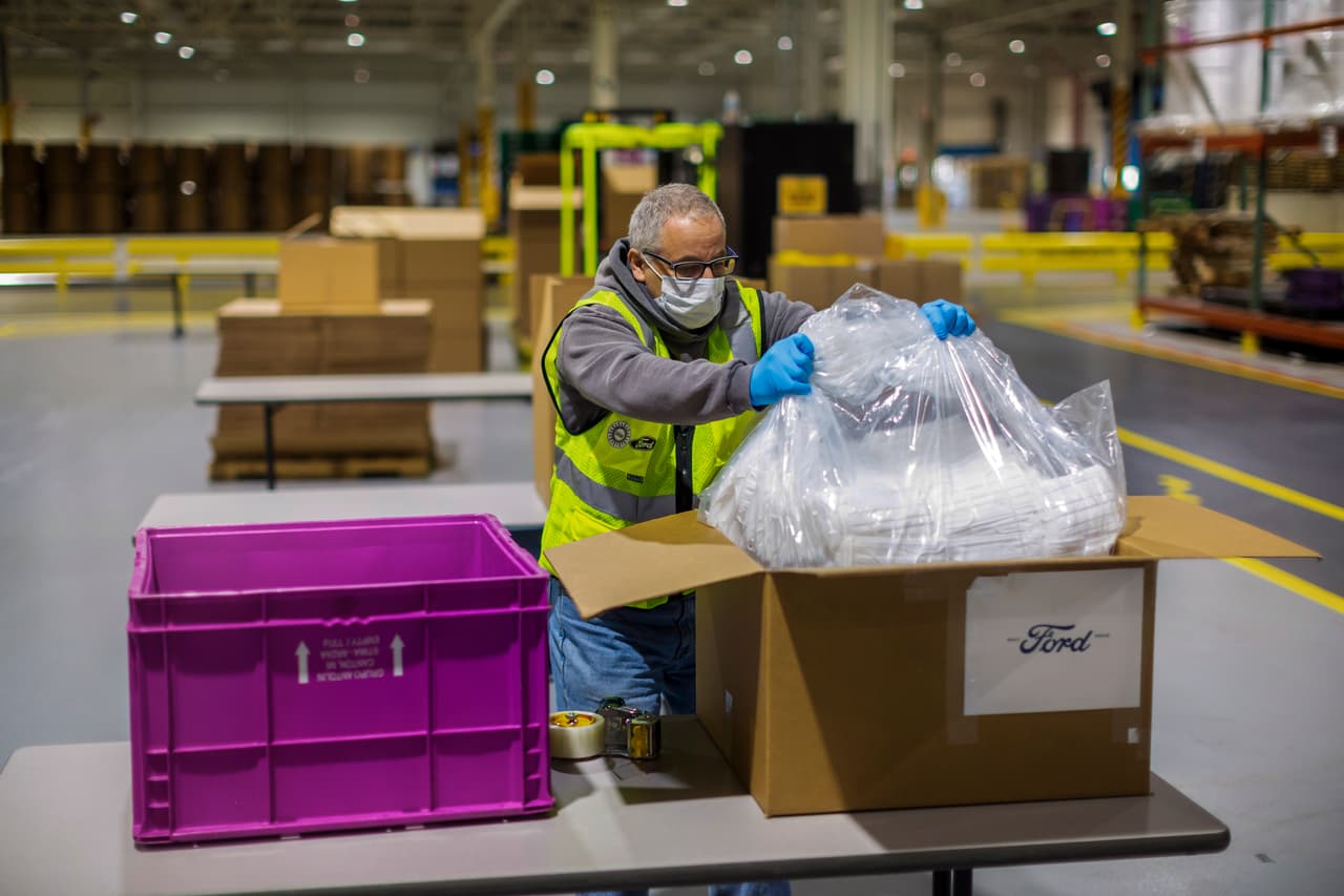 Producción de mascarillas faciales en la planta de transmisiones de Ford en Sterling Heights, Michigan.