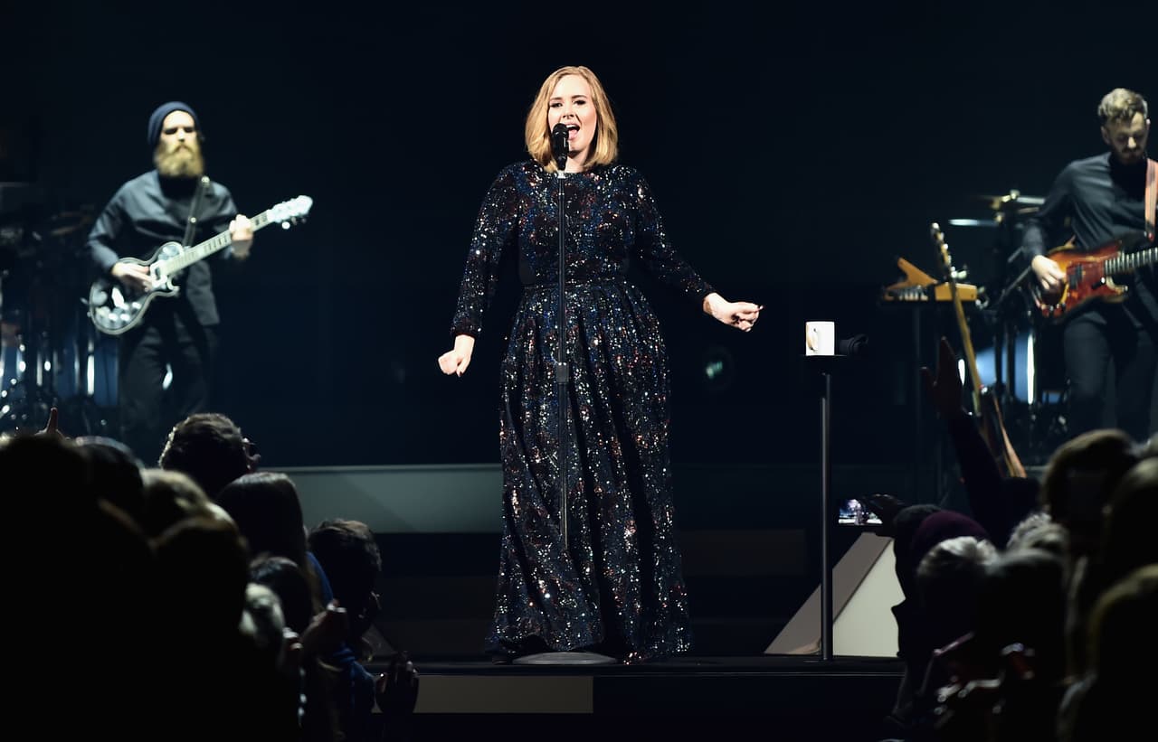 La cantante británica Adele tuvo que cancelar los dos últimos conciertos de su gira '25' por problemas de salud con sus cuerdas vocales.