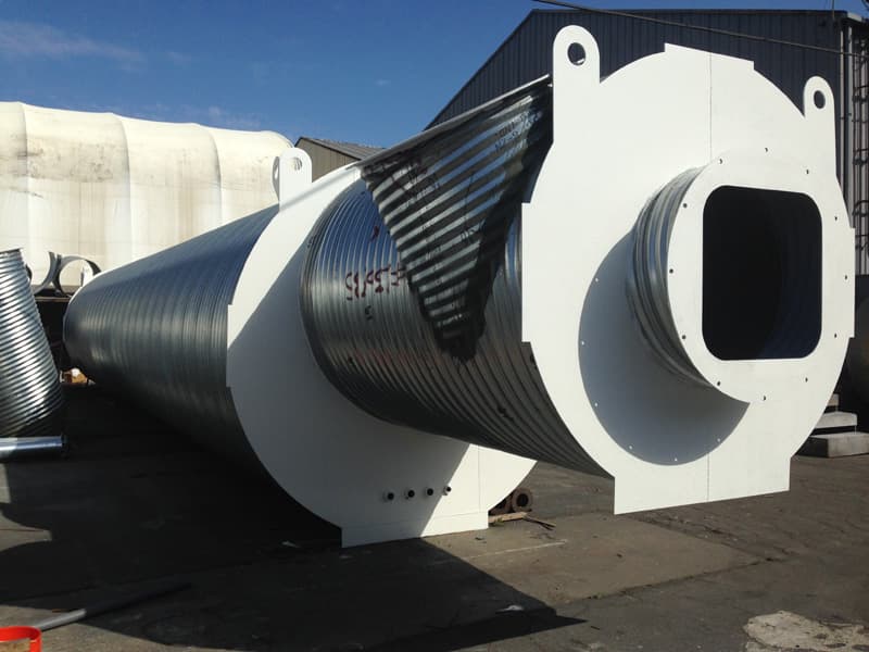 Para su construcción es necesario soldar y ensamblar las partes en tierra, el resto del trabajo es hecho cuando se instala.