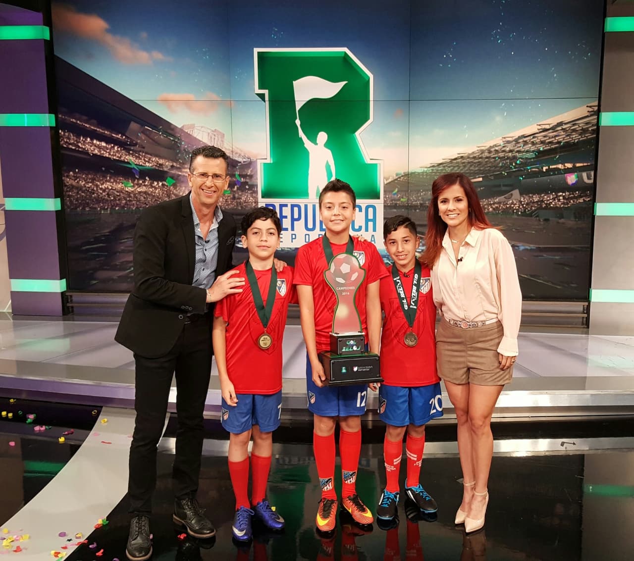 Félix Fernández Christileb, otrora portero del Atlante, Atlético Celaya y de la Selección Mexicana de Fútbol es desde 2005 una pieza infaltable en República Deportiva y en este 20 aniversario se reconoce su aportación.