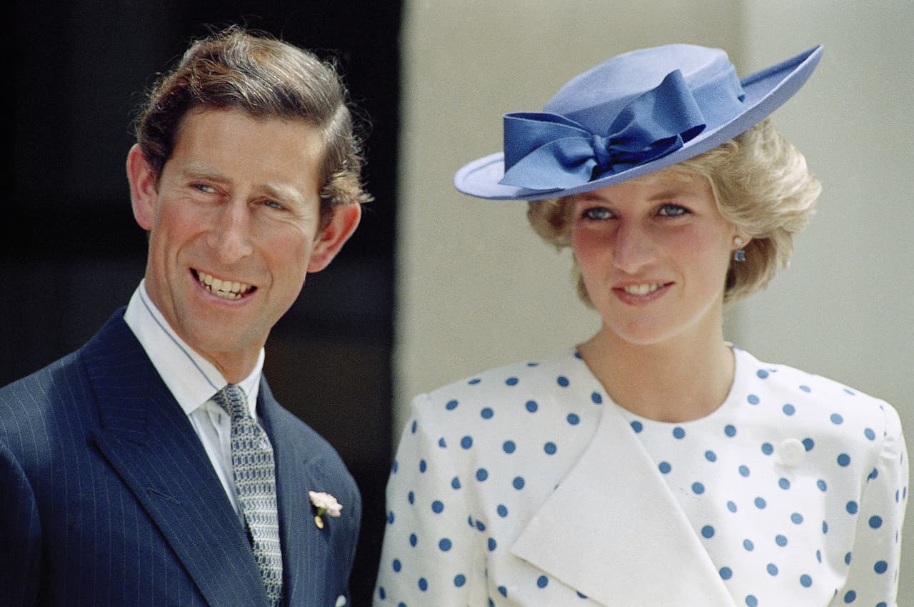 Diana conoció a Carlos en noviembre del 1977 cuando él salía con su hermana mayor Lady Sarah McCorquodale según revela el periódico 'The Telegraph'.