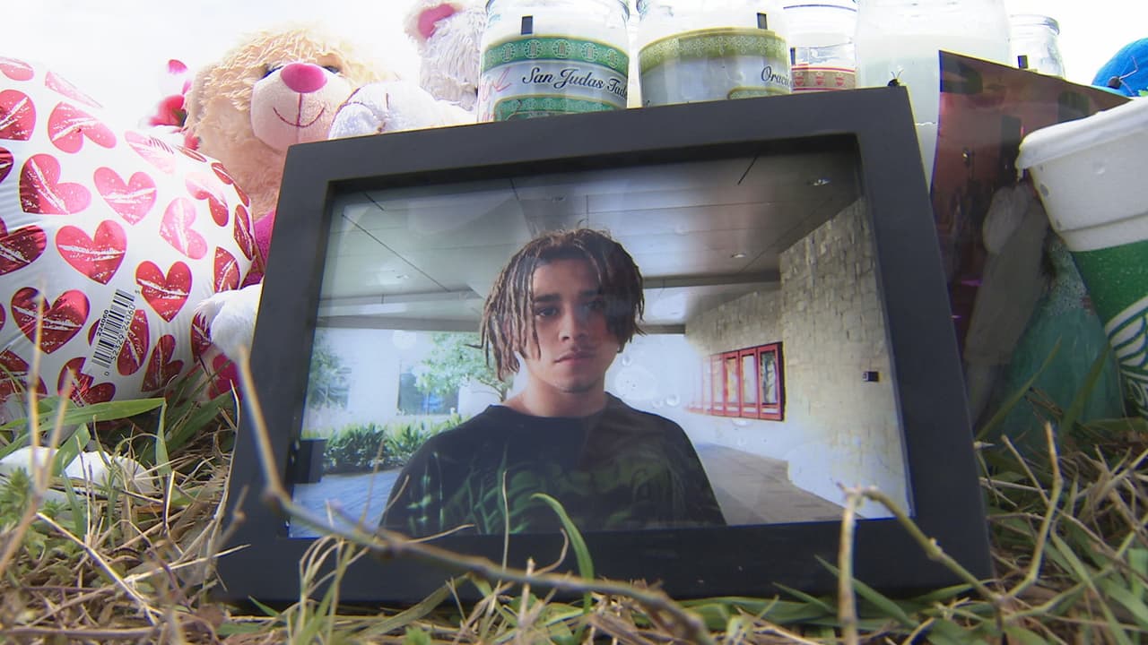 Jason Montes, de 17 años, fue descrito como un joven alegre, que siempre tenía una sonrisa en su rostro y era muy popular entre sus amigos. Se está ofreciendo una recompensa de 15,000 dólares por pistas que lleven a un arresto. Informes al 281-342-8477.