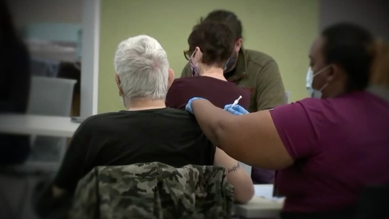 “Esto sucede a raíz de que ya se empieza a ver un pequeño incremento en el número de
<a href="https://www.univision.com/local/houston-kxln/asi-se-prepara-houston-para-comenzar-a-aplicar-la-dosis-de-refuerzo-de-la-vacuna-contra-el-coronavirus-video" target="_blank">casos de covid-19</a>. No solo en EEUU sino alrededor del mundo”, dijo el Dr. Joseph Varón, del United Memorial Medical Center en Houston.