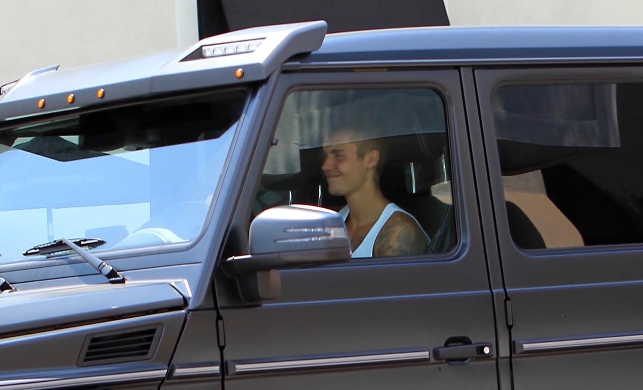 Un "sorry" no fue suficiente: Justin Bieber enfrenta multa por usar su celular al conducir