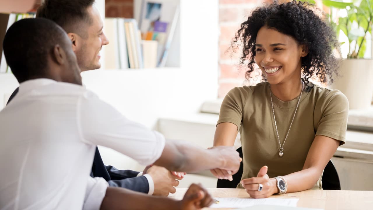 ¿Buscas trabajo? Estos son los sectores que ahora están contratando (y te decimos cuánto están pagando)