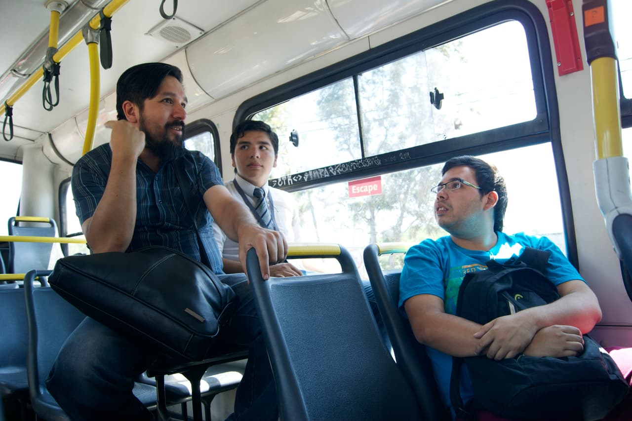 Los miembros de STPMet suelen subirse a los buses y conversar con los usuarios, para analizar el uso y los problemas que existen. En la foto, de izquierda a derecha, César Barraza, Vicente Durán y Bastián Estay.