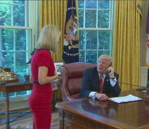 El bochorno que hizo pasar Trump a una periodista irlandesa en plena llamada al primer ministro de su país