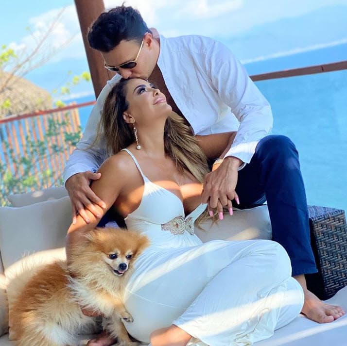 Esta historia inició cuando, el pasado 5 de agosto, Ninel Conde dio a conocer en Instagram que
<b><a href="https://www.univision.com/famosos/ninel-conde-presenta-a-su-nuevo-novio-que-llego-cuando-su-alma-moria-de-tristeza-y-su-hija-saco-la-foto-fotos" target="_blank">se encontraba en una nueva relación</a></b>. En ese momento, poco se conocía sobre su pareja.
<br>
