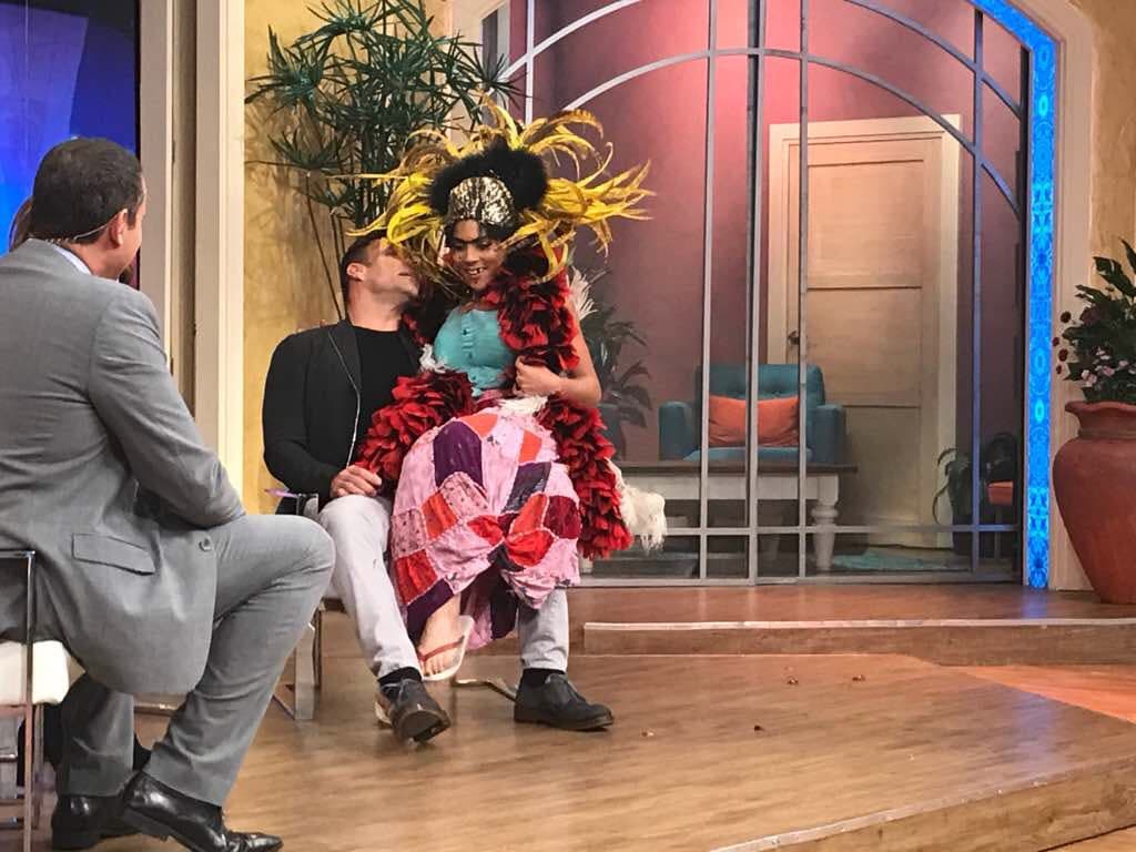 Mela cumplió su sueño y lo convenció de sentarse en sus piernas.