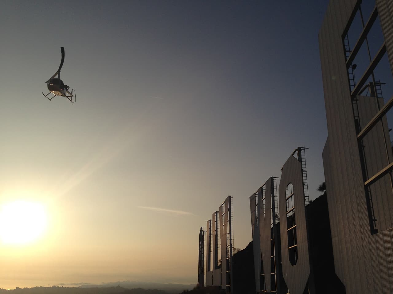 Esta toma al atardecer le da otra magnitud al imponente aviso de la meta del séptimo arte.