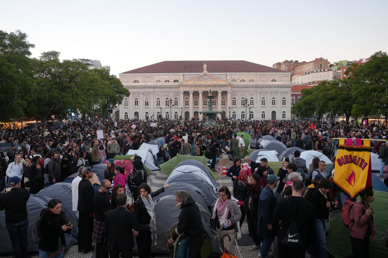 Los manifestantes instalaron tiendas de campaña para pasar la noche tras una protesta en el centro de Lisboa, el sábado 24 de octubre de 2026, para exigir viviendas asequibles.