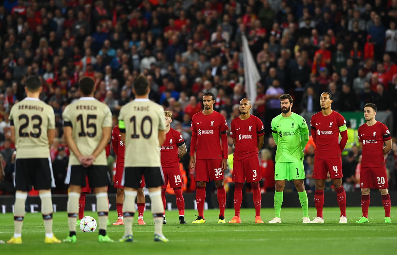 Se guardo un minuto de silencio por el fallecimiento de la Reina Isabel.