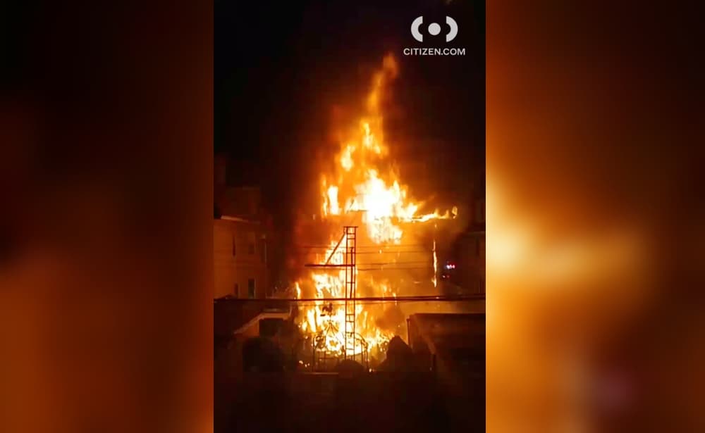 Incendio masivo en Brooklyn deja a 12 bomberos lesionados y destroza 2 hogares